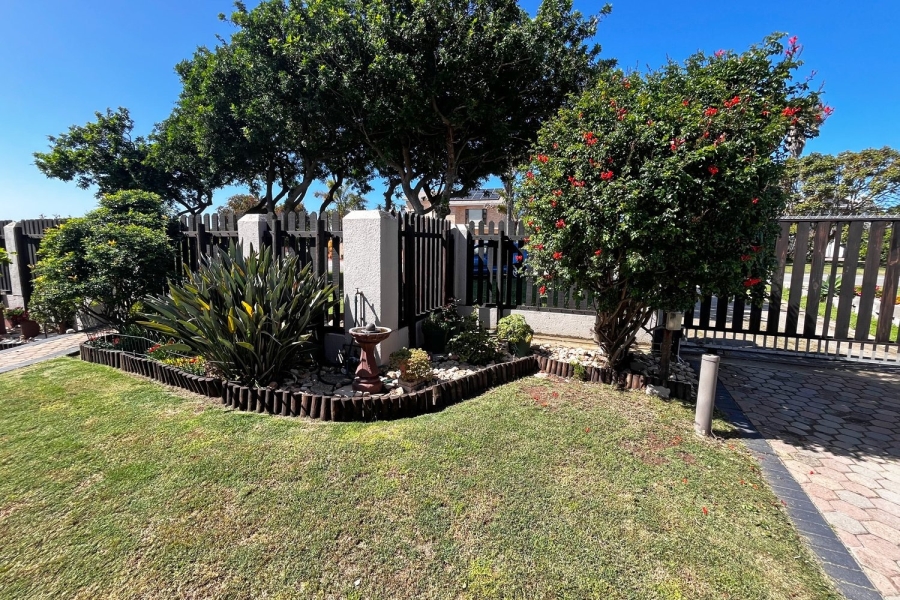 6 Bedroom Property for Sale in Hartenbos Central Western Cape